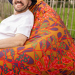 Zachte en stevige zitzak van Studio LilaLine met een speelse polkadotprint in okergeel en groentinten – de vrolijke print vol bladeren en stippen geeft je interieur of tuin direct een frisse boost. De buitenstof is spatwaterbestendig, dus perfect voor relaxmomenten binnen én buiten. Ideaal om in te loungen, lezen of gewoon lekker te chillen.