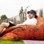 Zachte en stevige zitzak van Studio LilaLine met een speelse polkadotprint in okergeel en groentinten – de vrolijke print vol bladeren en stippen geeft je interieur of tuin direct een frisse boost. De buitenstof is spatwaterbestendig, dus perfect voor relaxmomenten binnen én buiten. Ideaal om in te loungen, lezen of gewoon lekker te chillen.