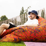 Zachte en stevige zitzak van Studio LilaLine met een speelse polkadotprint in okergeel en groentinten – de vrolijke print vol bladeren en stippen geeft je interieur of tuin direct een frisse boost. De buitenstof is spatwaterbestendig, dus perfect voor relaxmomenten binnen én buiten. Ideaal om in te loungen, lezen of gewoon lekker te chillen.