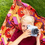 Zachte en speelse zitzak van Studio LilaLine met een print vol zoete lekkernijen in roze en petrol – het ontwerp toont koekjes, taartjes en andere vrolijke vormen in een dromerige, feestelijke stijl. De zitzak is gemaakt van stevige buitenstof en daardoor geschikt voor binnen en buiten. Perfect om in te relaxen met een glimlach, of gewoon even heerlijk te dagdromen.