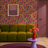 Behang met grote koraalroze zonnebloemen op een lichtgele achtergrond. Een zachte en frisse bloemenprint die je muur een lenteachtige gloed geeft.
