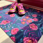 Detail van de print Flower Dream Petrol met organische bloemvormen in koele kleuren