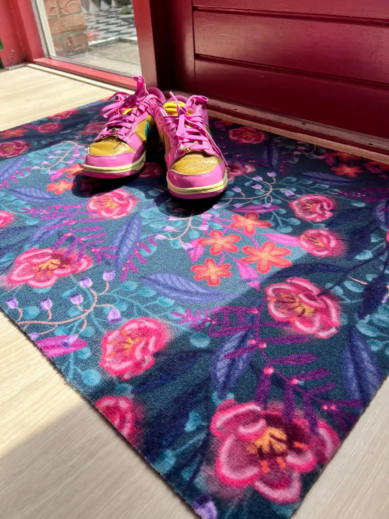 Detail van de print Flower Dream Petrol met organische bloemvormen in koele kleuren