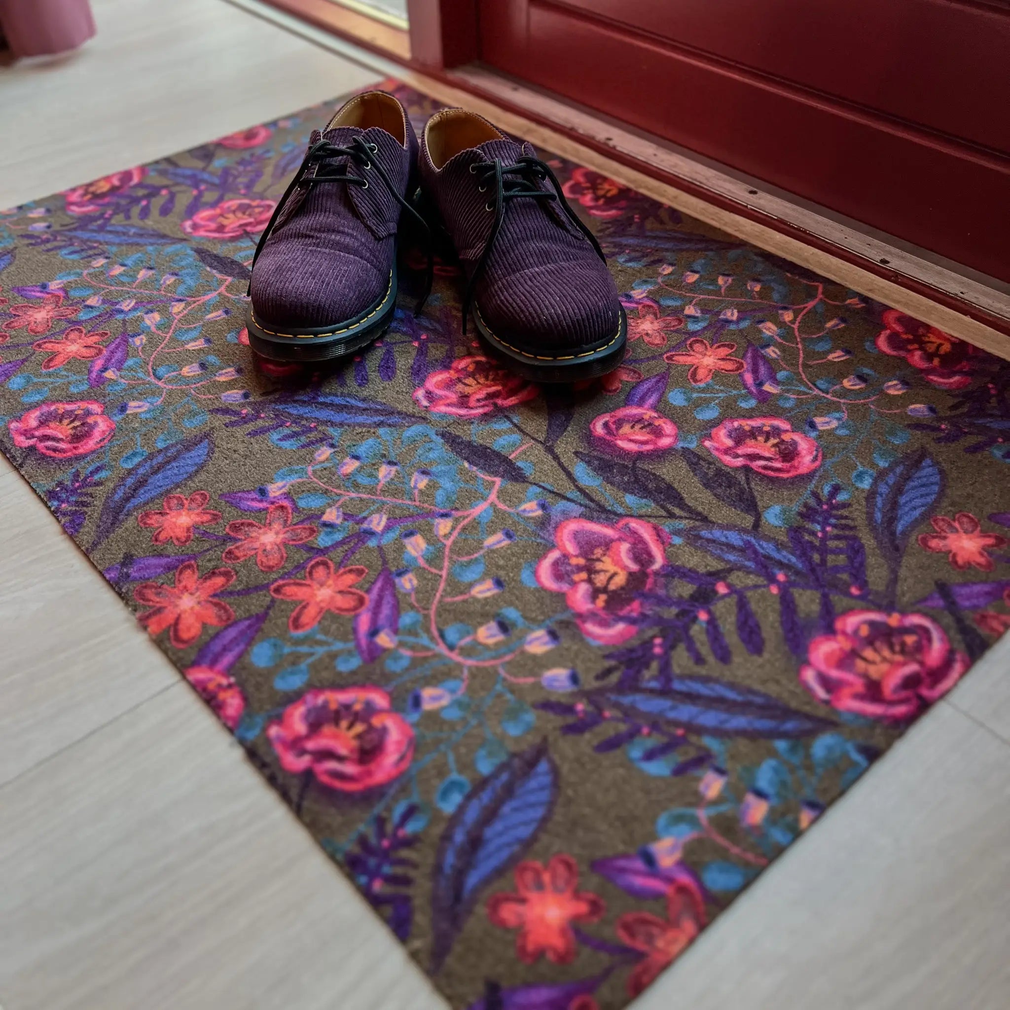 Studio LilaLine droogloopmat in mosgroene uitvoering met zachte, grafische bloemen