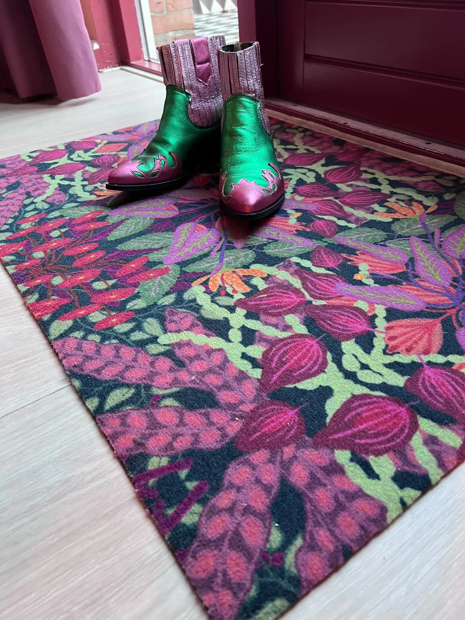 Droogloopmat Jungle Drum met tropische print in groen, knalroze en oranje van Studio LilaLine