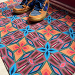 Op maat gemaakte droogloopmat Let’s Dance in the Sixties in blauw en oranje met golvende jaren 60 print – opvallende design deurmat voor binnen van Studio LilaLine