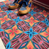 Op maat gemaakte droogloopmat Let’s Dance in the Sixties in blauw en oranje met golvende jaren 60 print – opvallende design deurmat voor binnen van Studio LilaLine