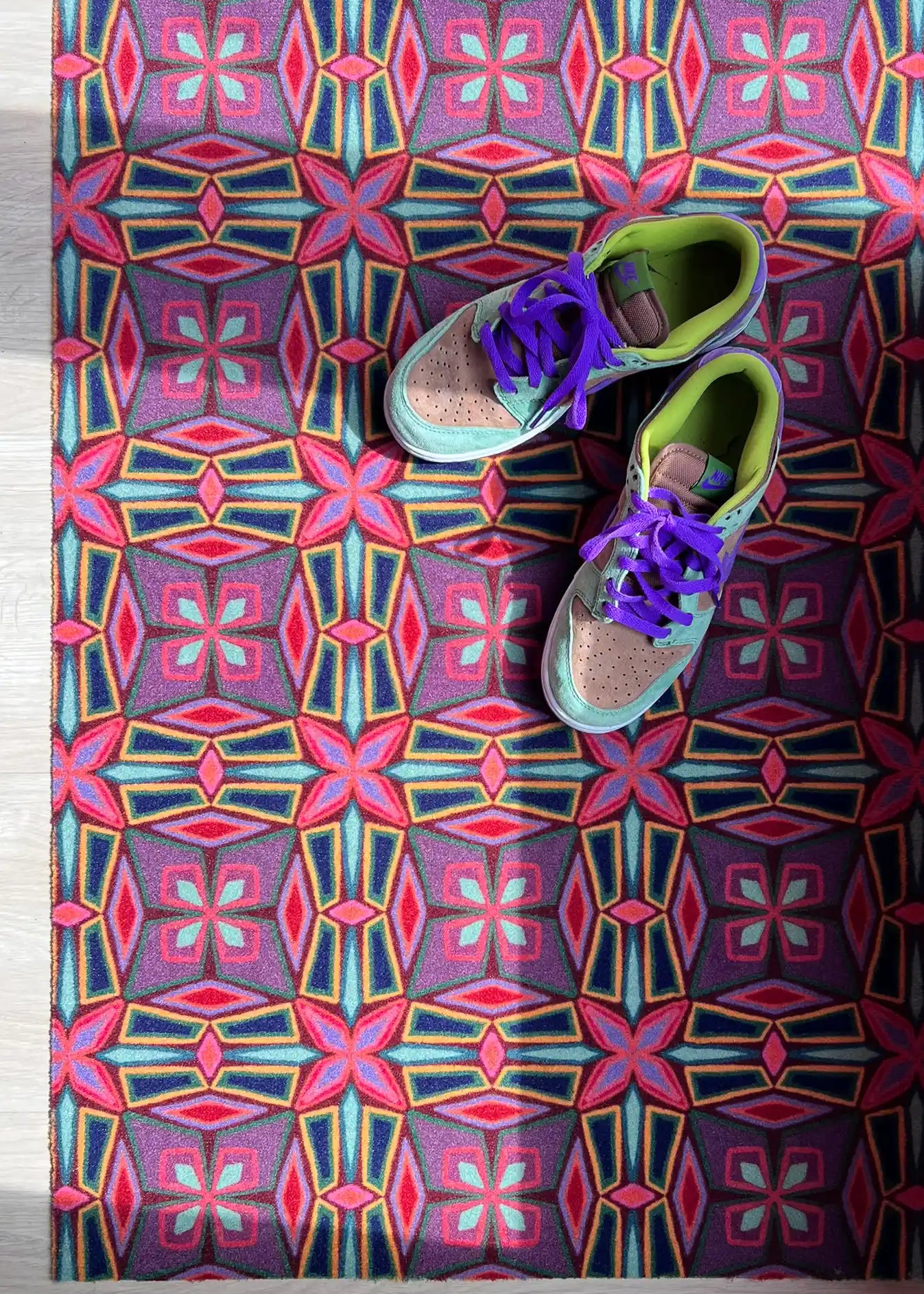 Op maat gemaakte droogloopmat Let’s Dance in the Sixties in warm roze met vintage print – vrolijke design deurmat voor binnen van Studio LilaLine