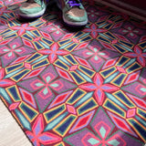 Op maat gemaakte droogloopmat Let’s Dance in the Sixties in warm roze met vintage print – vrolijke design deurmat voor binnen van Studio LilaLine