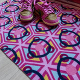 Op maat gemaakte droogloopmat Let’s Go Wild in roze met grafisch patroon – gedurfde design deurmat voor binnen van Studio LilaLine