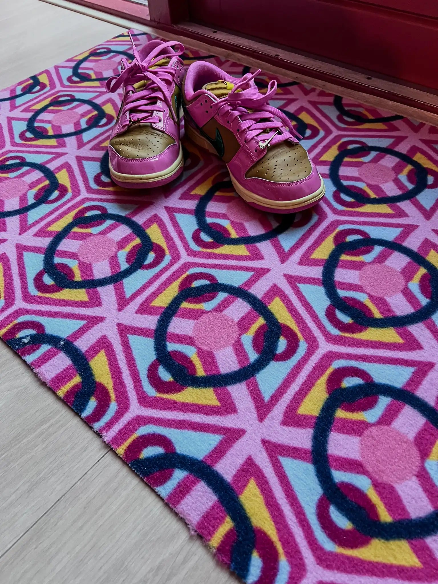Op maat gemaakte droogloopmat Let’s Go Wild in roze met grafisch patroon – gedurfde design deurmat voor binnen van Studio LilaLine