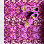 Op maat gemaakte droogloopmat Mindy Flower Boutique in dark pink met rijk bloemendesign – stijlvolle design deurmat voor binnen van Studio LilaLine