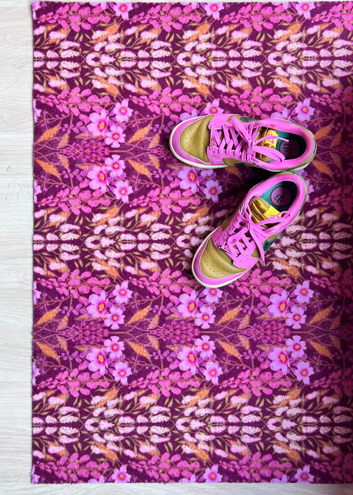 Op maat gemaakte droogloopmat Mindy Flower Boutique in dark pink met rijk bloemendesign – stijlvolle design deurmat voor binnen van Studio LilaLine