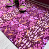 Op maat gemaakte droogloopmat Mindy Flower Boutique in dark pink met rijk bloemendesign – stijlvolle design deurmat voor binnen van Studio LilaLine