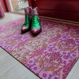 Op maat gemaakte droogloopmat Mindy Flower Boutique in soft pink met subtiele bloemenprint – elegante design deurmat voor binnen van Studio LilaLine