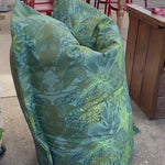 Kleurrijke zitzak van Studio LilaLine met een tropische bloemenprint in oranje en paars – de zitzak is groot, zacht en perfect om lekker in weg te zakken, of je nu binnen ontspant of buiten in de zon zit. Gemaakt van stevige buitenstof en dus bestand tegen een spatje. Deze vrolijke zitzak brengt meteen kleur en zomergevoel in je huis of tuin.