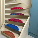 Design trapmatten met zigzag patroon op houten trap
