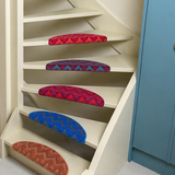 Design trapmatten met zigzag patroon op houten trap
