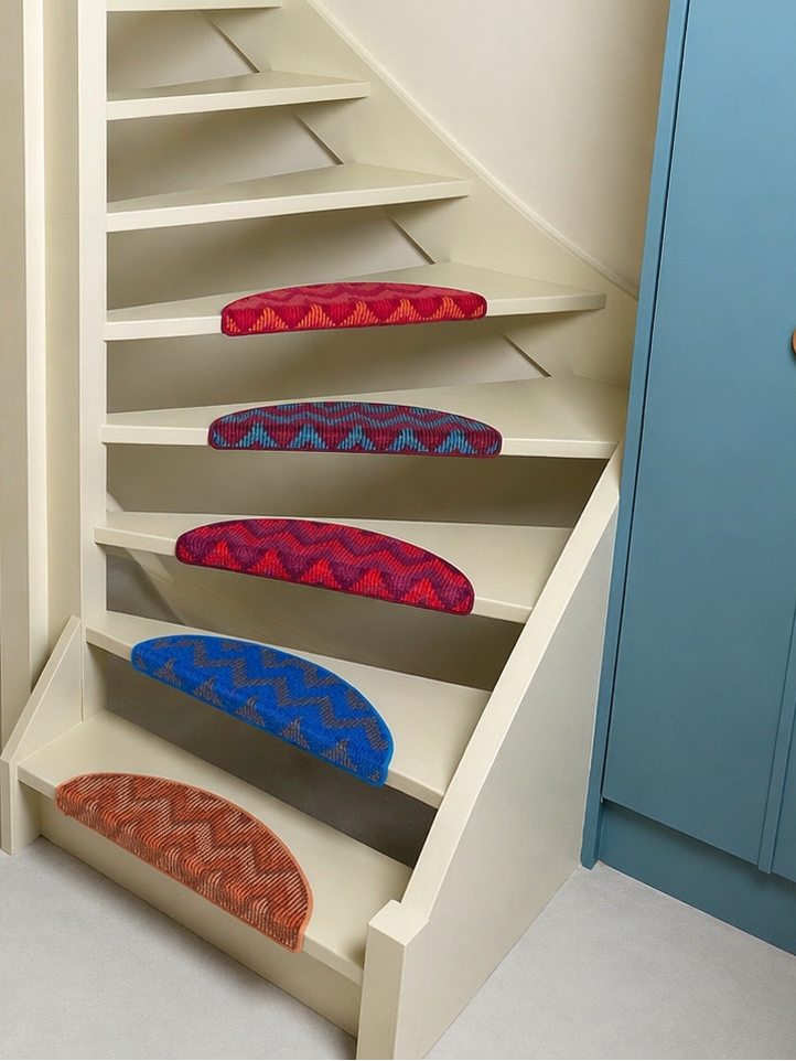 Design trapmatten met zigzag patroon op houten trap
